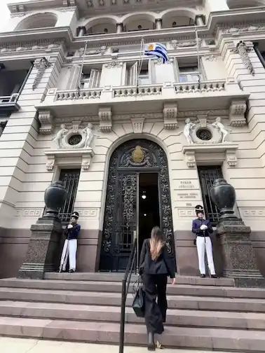 Marina Martinis caminando profesionalmente