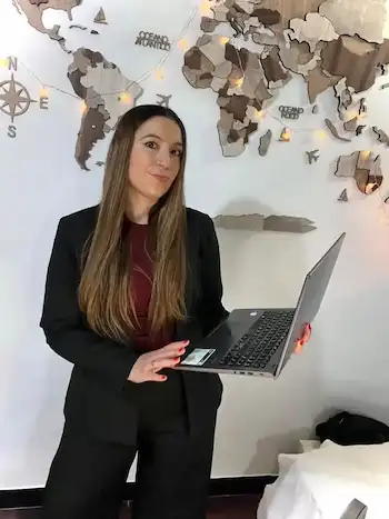 Marina Martinis sosteniendo pasaporte